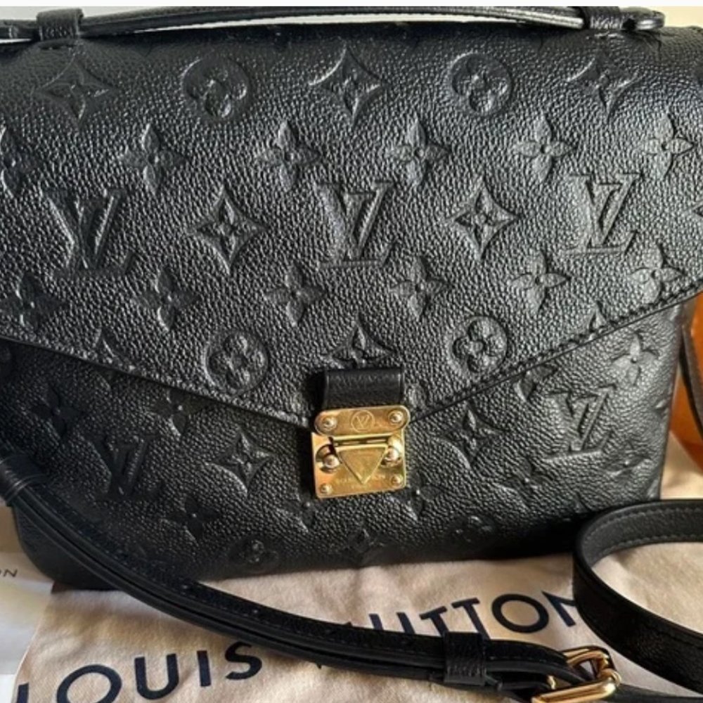 Louis Vuitton Pochette Metis Handbag - Black